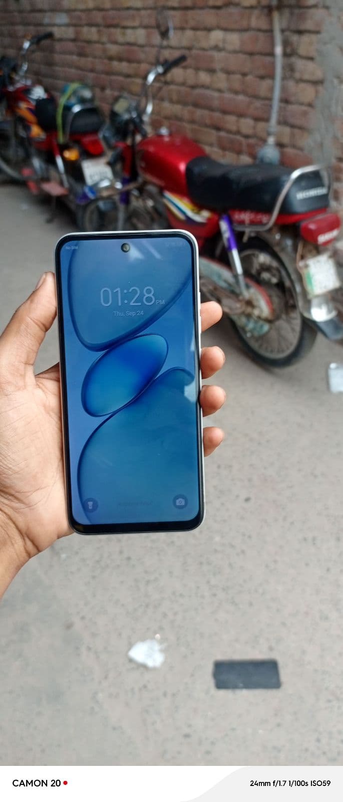Tecno Spark Go 1 4GB / 128GB in Glittery White — photo 2