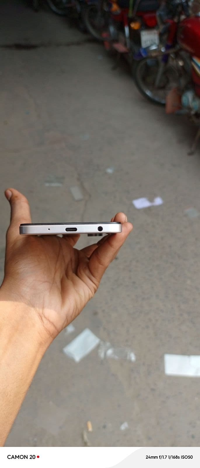Vivo Y04 4GB / 64GB in Titanium Gold — photo 3