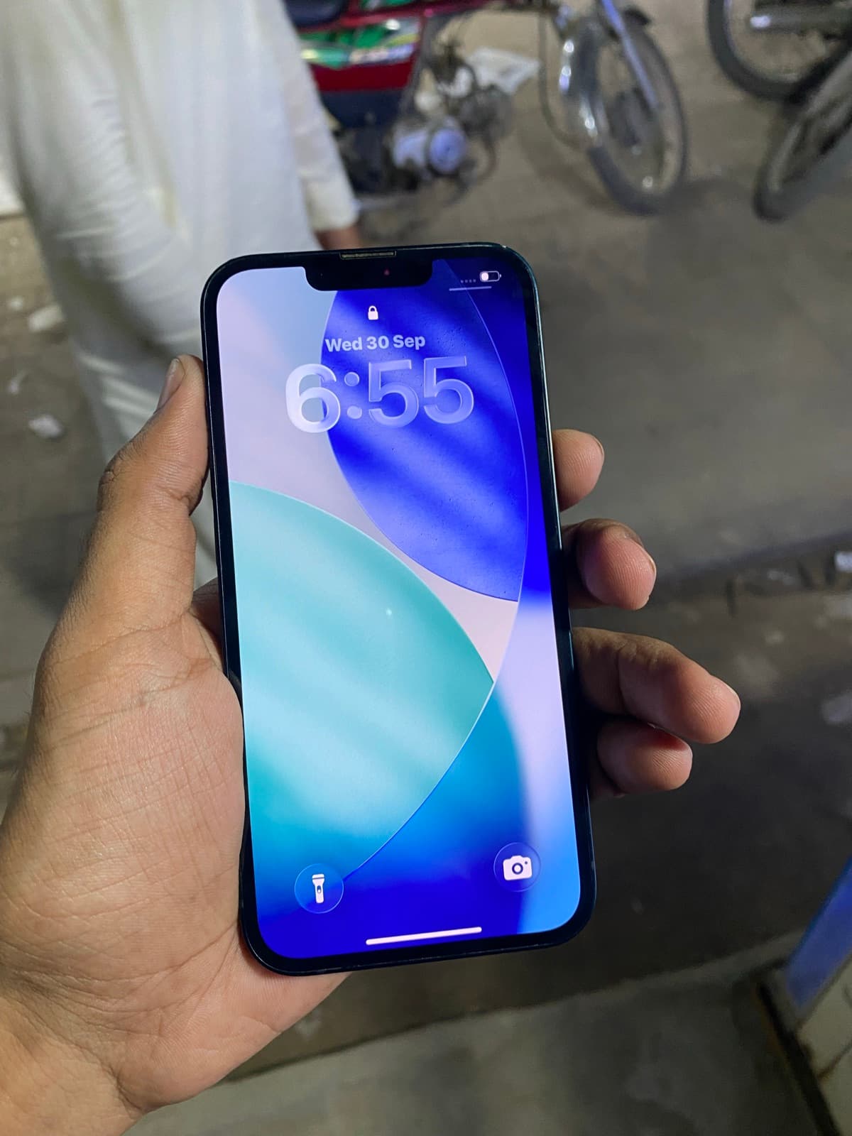iPhone 13 · 128GB
