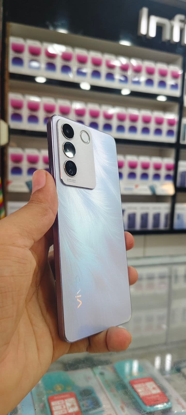 Vivo V27e 8GB / 256GB in Lavender Purple — photo 3