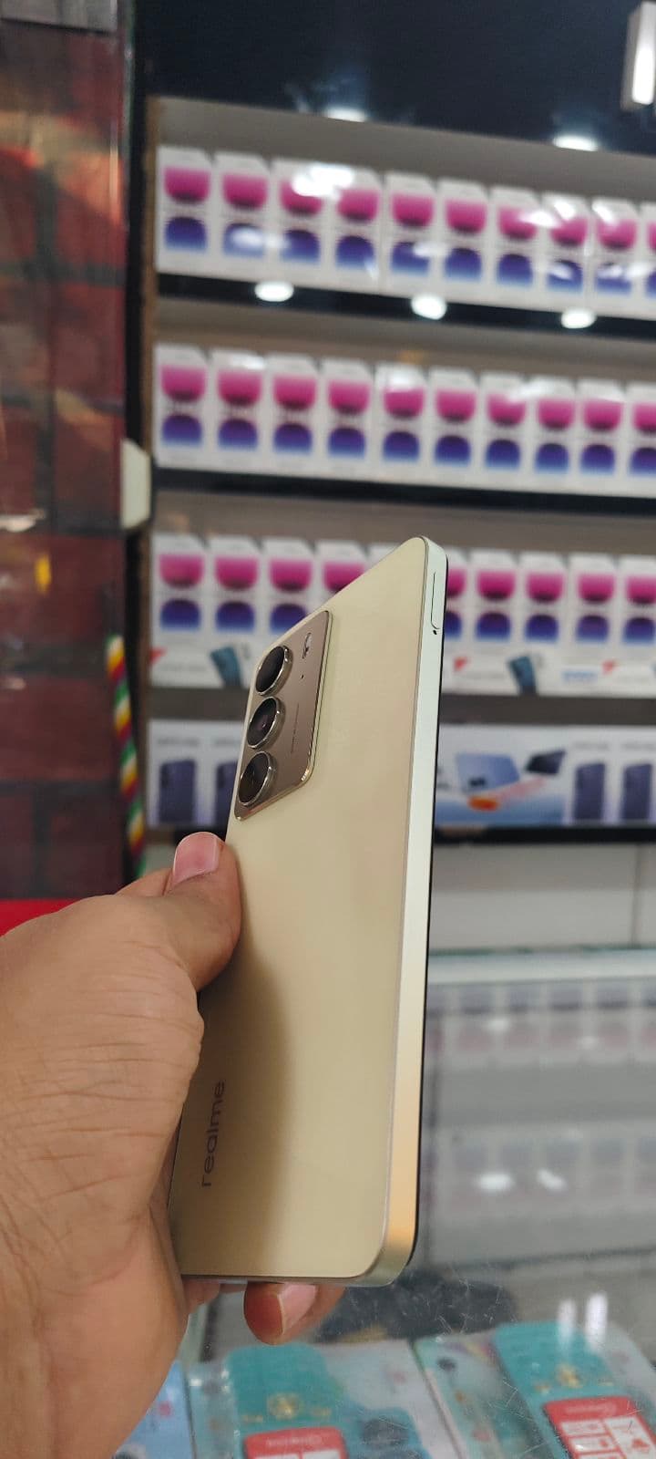 Realme C75 8GB / 128GB in Lightning Gold — photo 2