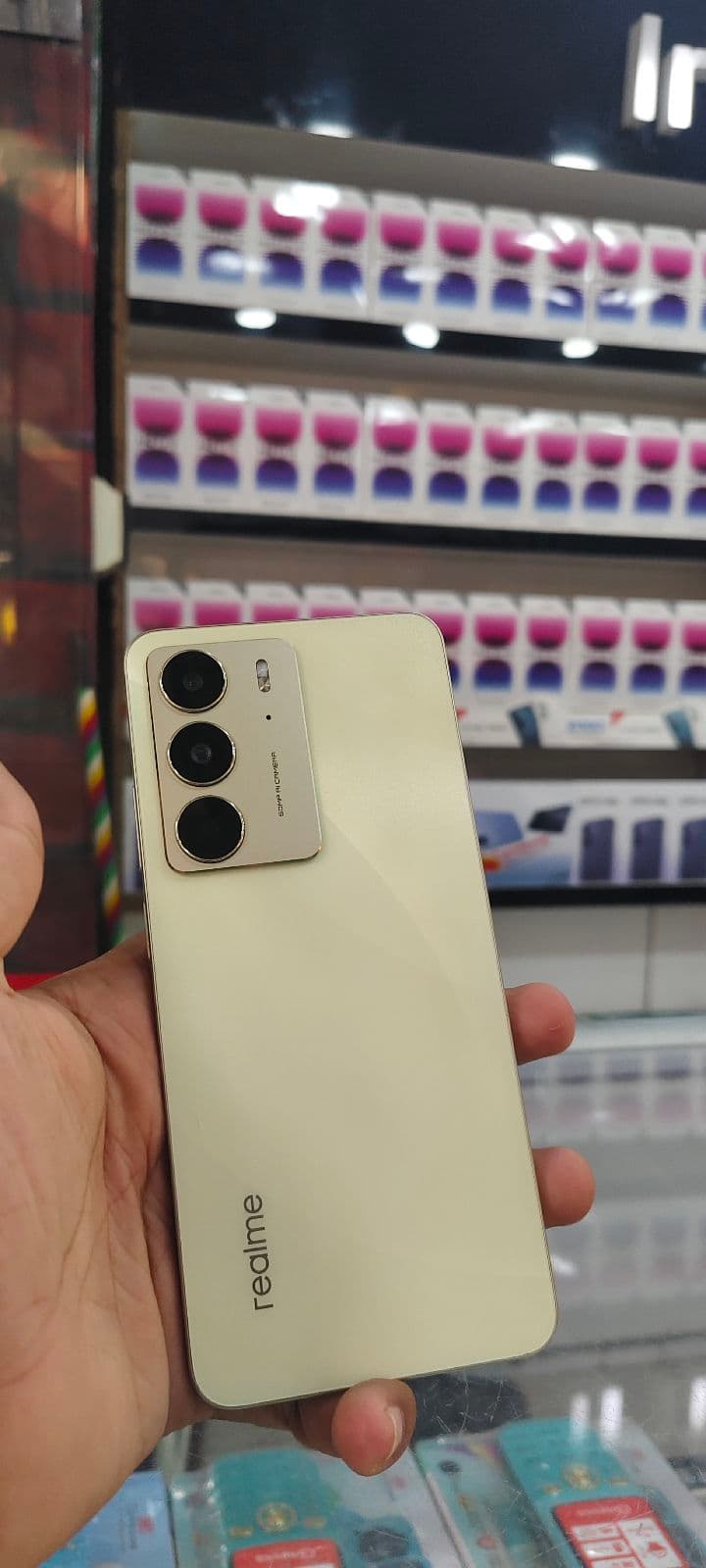 Realme C75 8GB / 128GB in Lightning Gold — photo 3