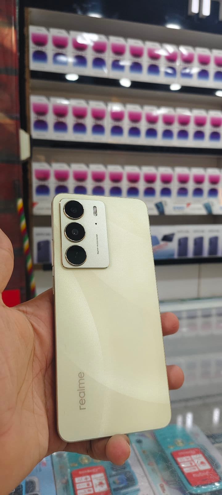 Realme C75 8GB / 128GB in Lightning Gold — photo 4