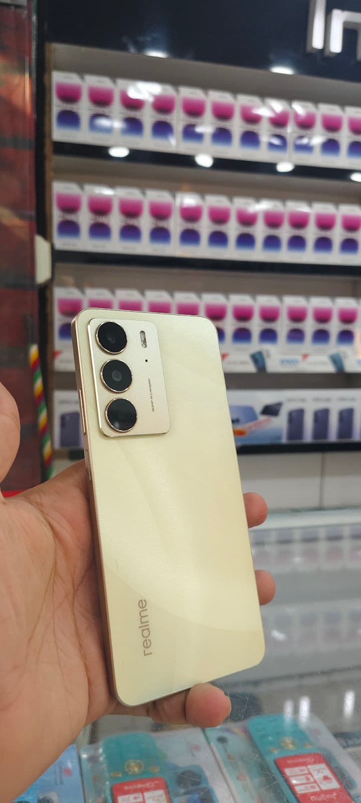 Realme C75 8GB / 128GB in Lightning Gold — photo 5