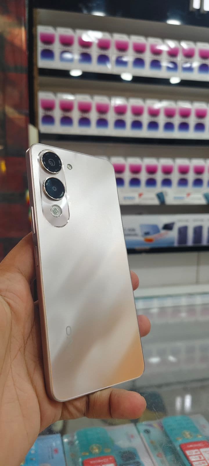 Vivo Y04 6GB / 128GB in Jade Green — photo 2