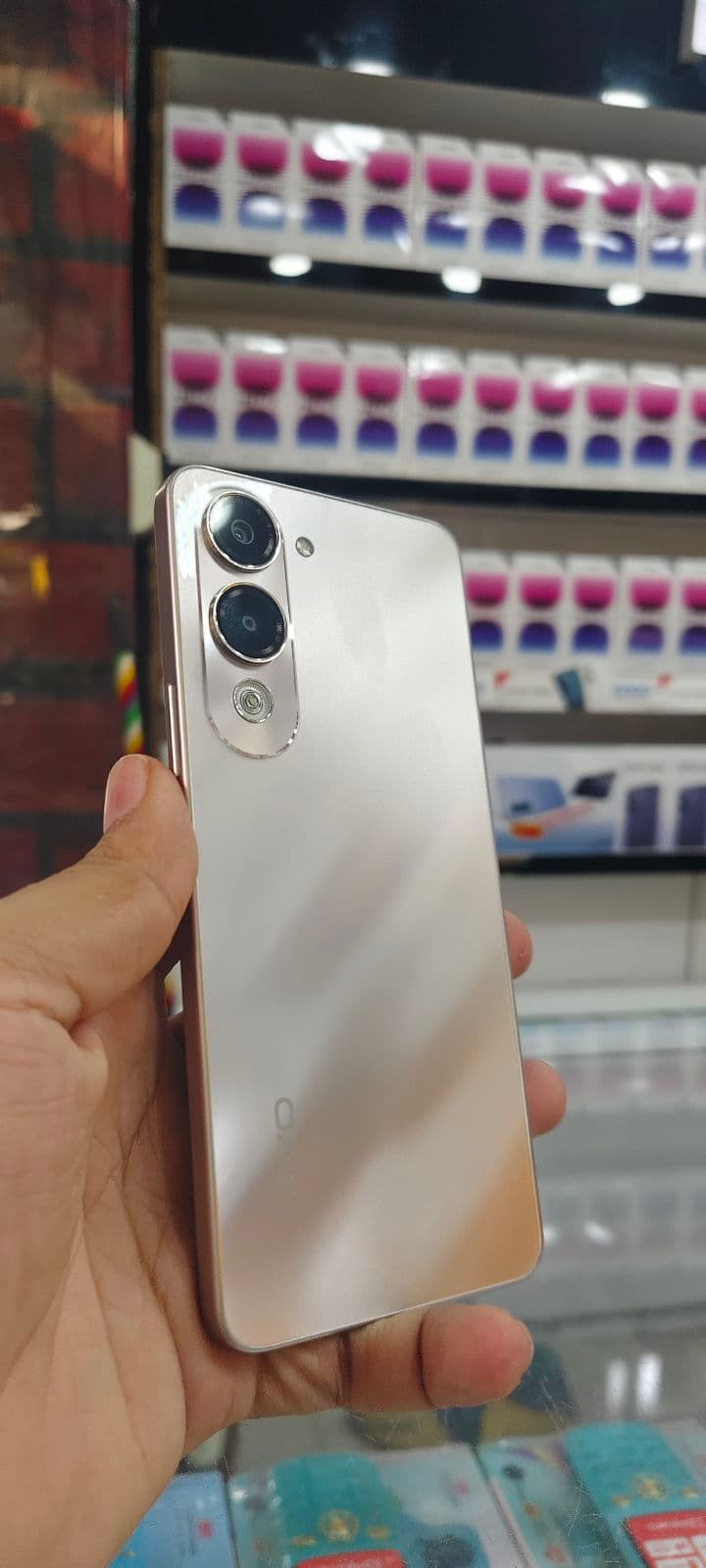 Vivo Y04 6GB / 128GB in Jade Green — photo 3