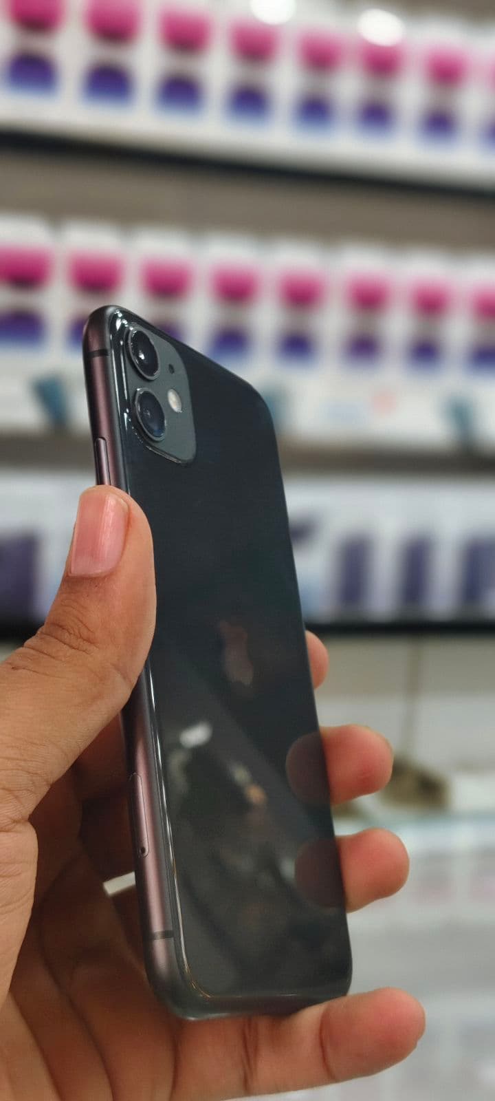 Apple iPhone 11 64GB in Black — photo 2