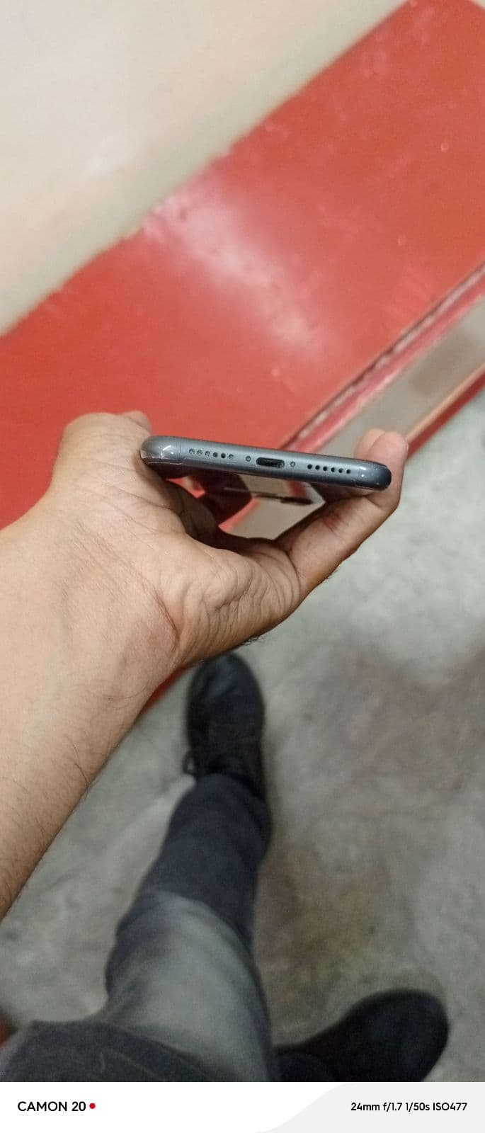Apple iPhone 11 64GB in Black — photo 3