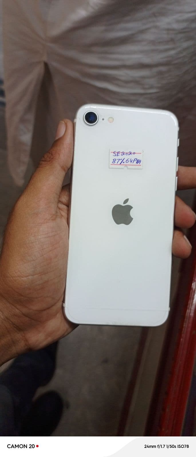 Apple iPhone SE (2022) 64GB in Starlight — photo 1