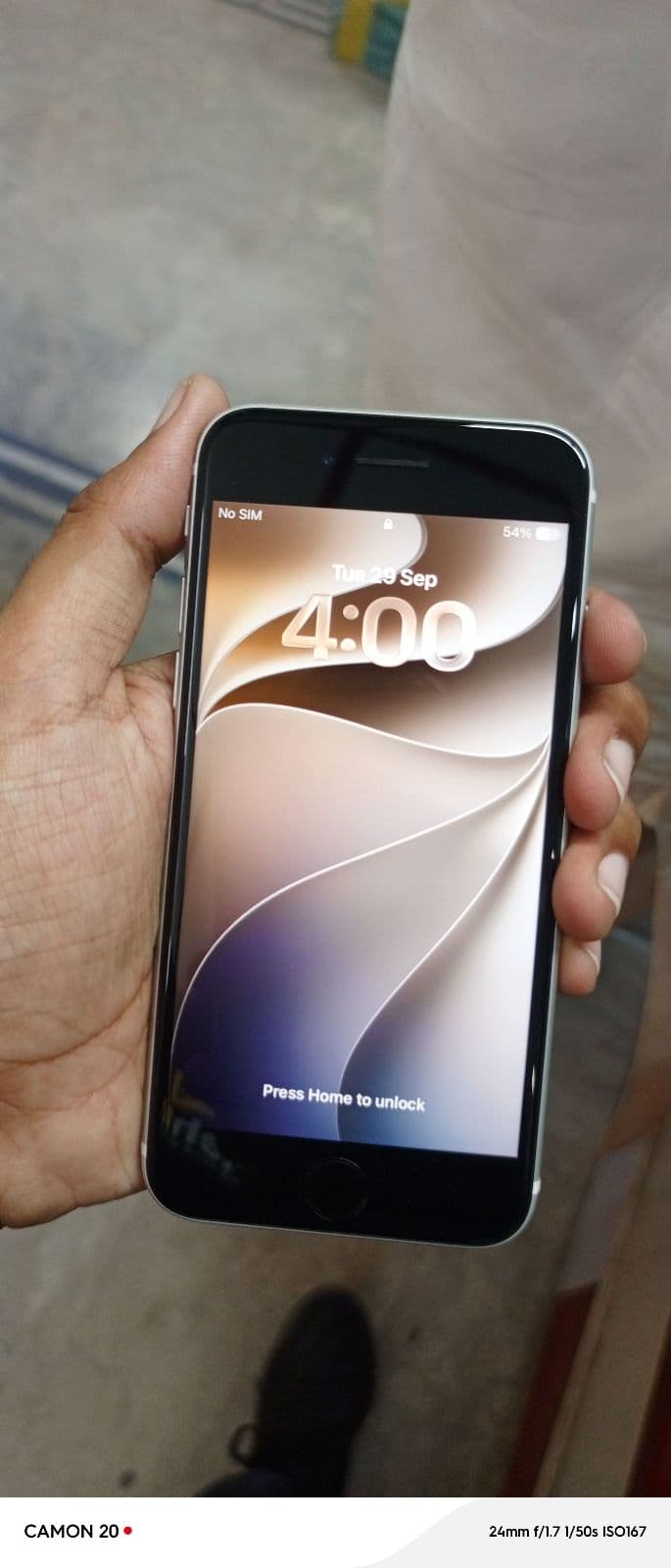 Apple iPhone SE (2022) 64GB in Starlight — photo 2