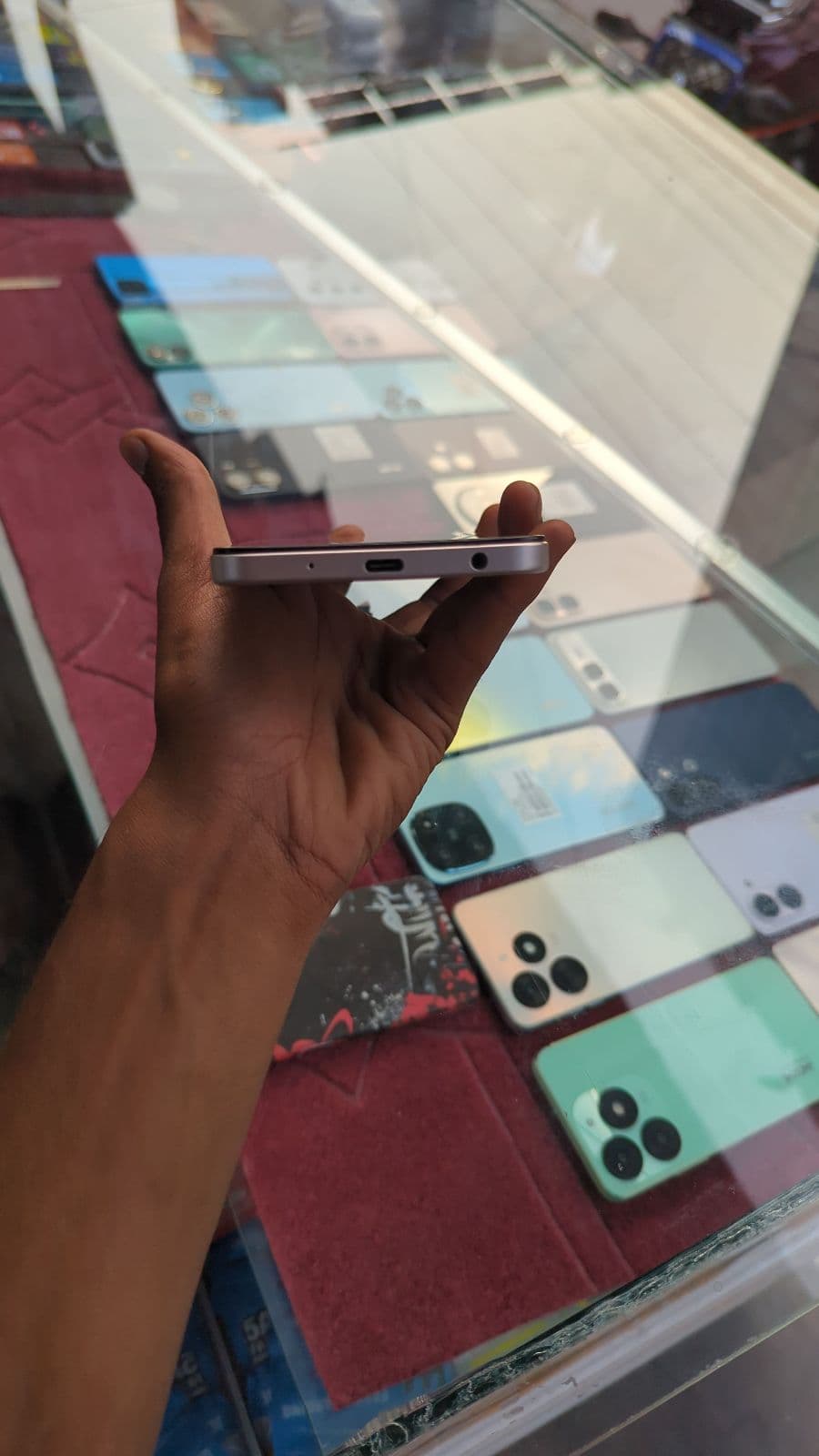 Vivo Y04 4GB / 128GB in Titanium Gold — photo 3