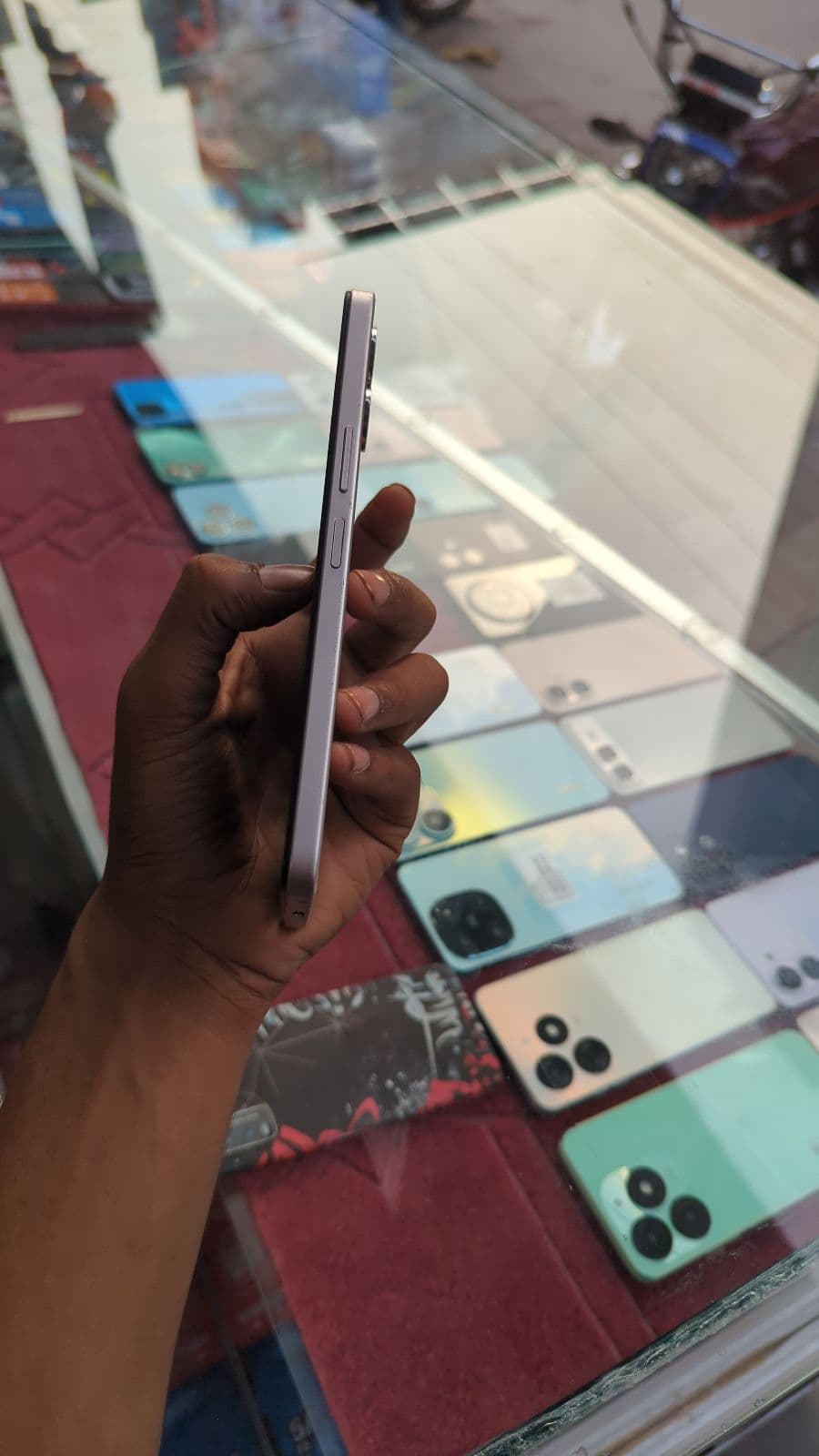 Vivo Y04 4GB / 128GB in Titanium Gold — photo 4