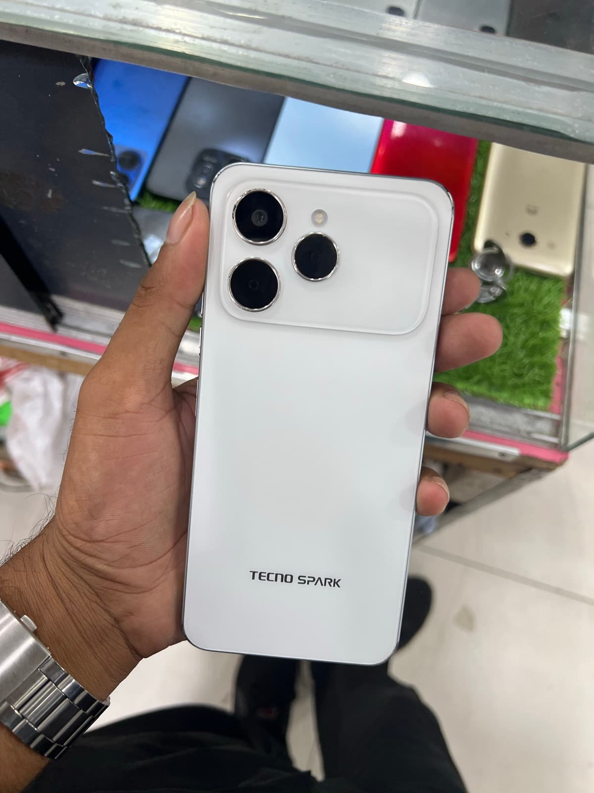 Tecno Spark 40 6GB / 128GB in Veil White — photo 1