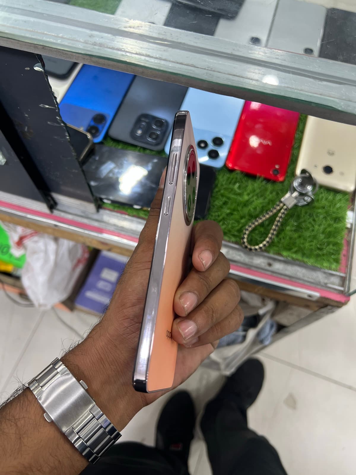 Oppo Reno 12 F 4G 8GB / 256GB in Amber Orange — photo 3