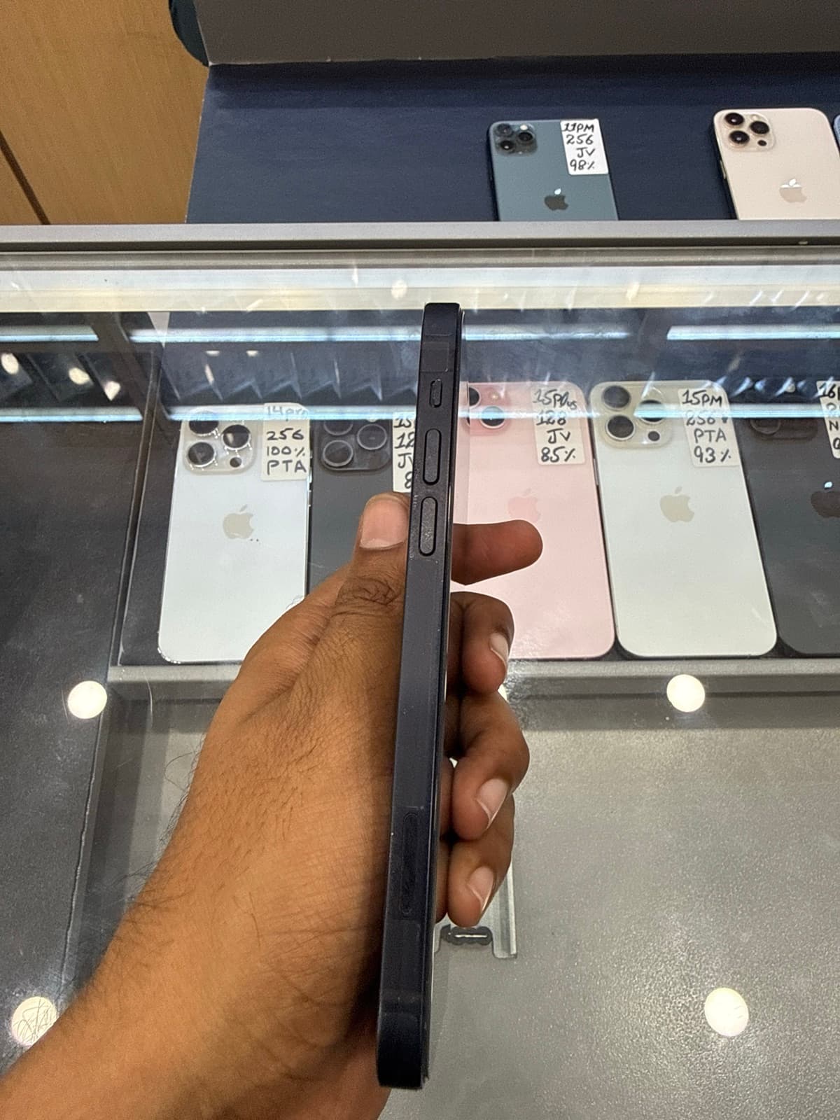 Apple iPhone 12 64GB in Black — photo 3