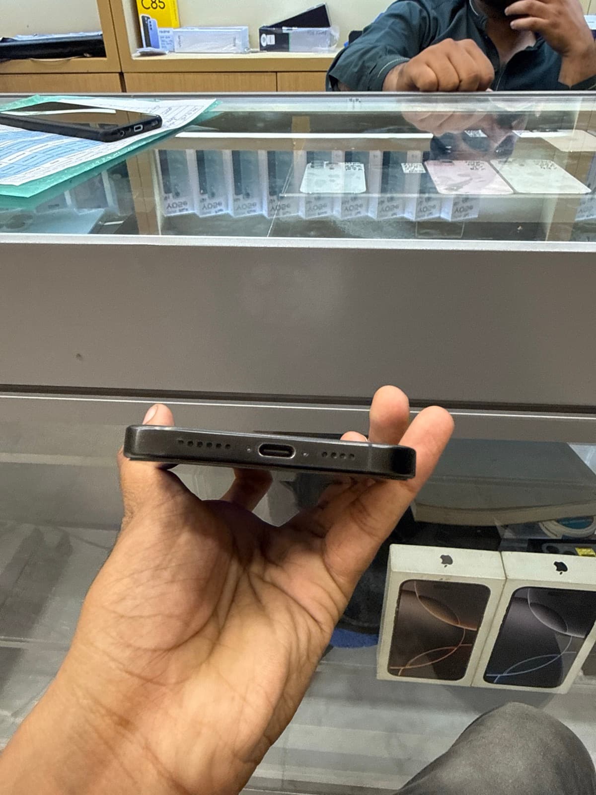 Apple iPhone 16 Pro Max 256GB in Black Titanium — photo 2
