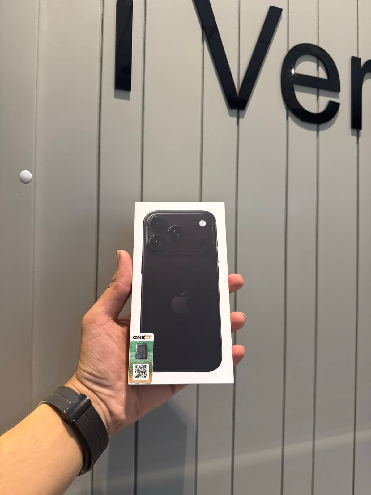 Apple iPhone 18 Pro 256GB in Black — photo 2
