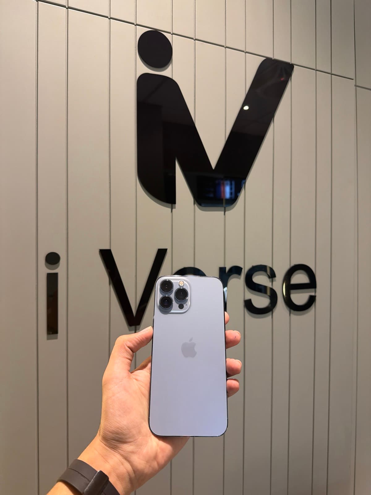 Apple iPhone 13 Pro Max 256GB in Sierra Blue — photo 1