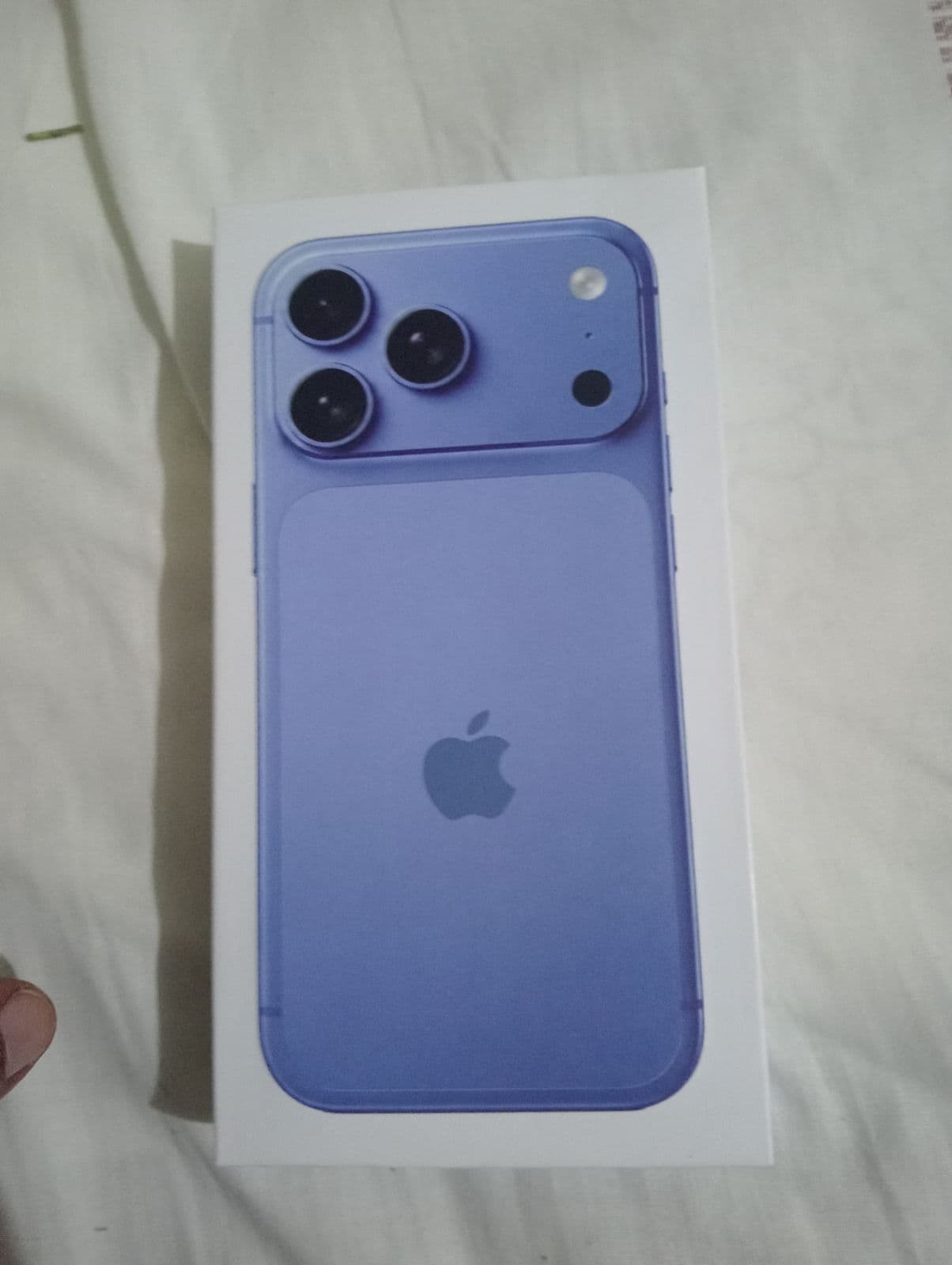 Apple iPhone 18 Pro Max 256GB in Glacier — photo 4