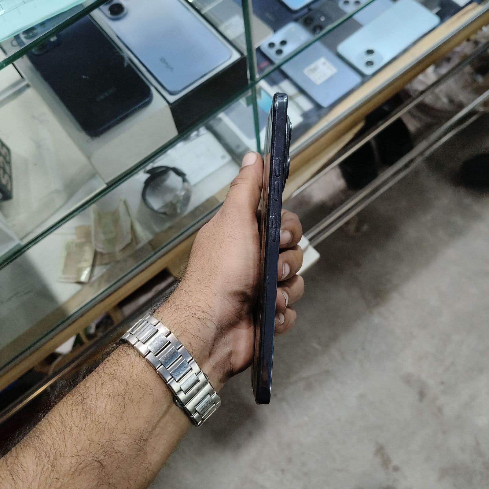 Tecno Spark 30 Pro 8GB / 128GB in Obsidian Edge — photo 4