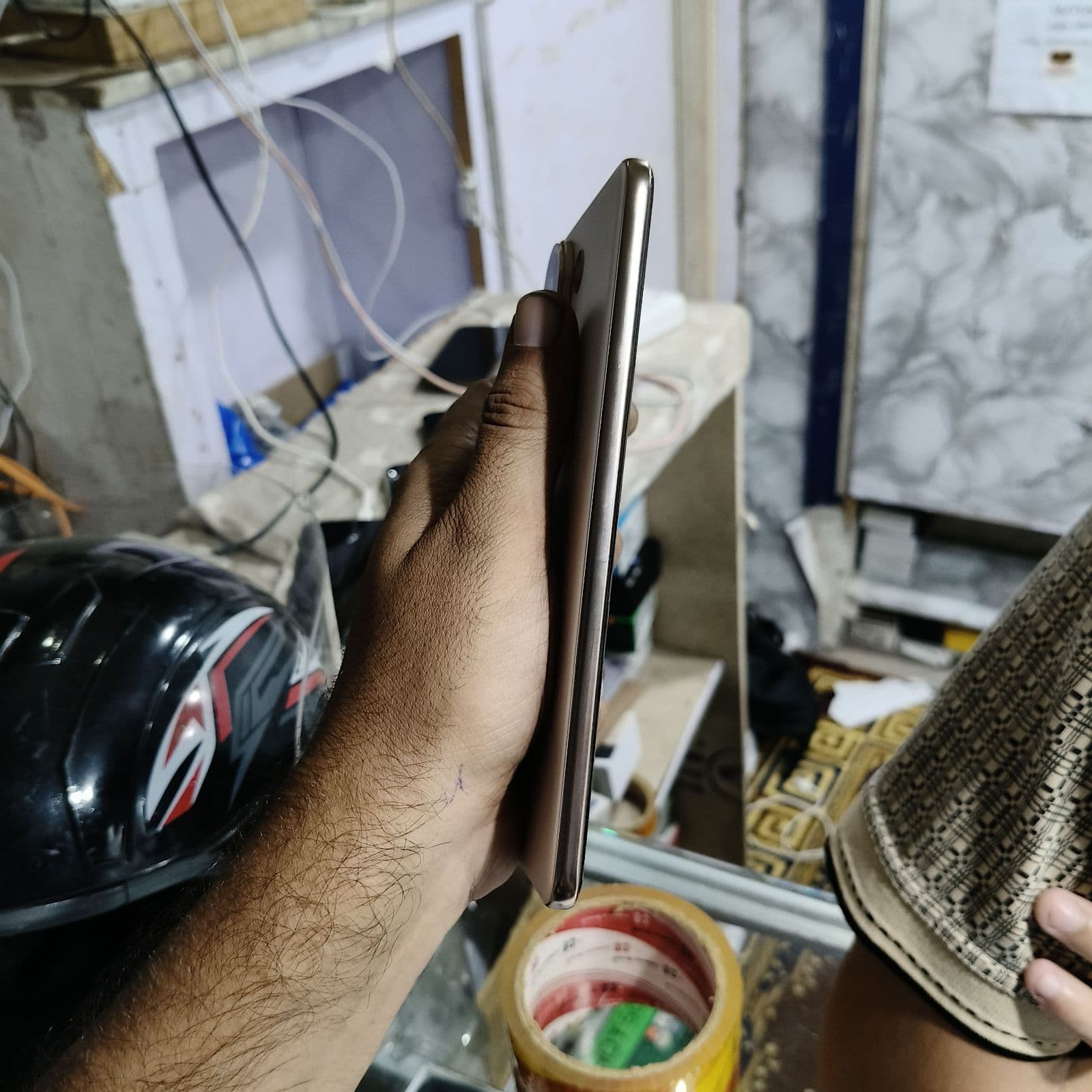 Vivo V60 12GB / 512GB in Desert Gold — photo 3
