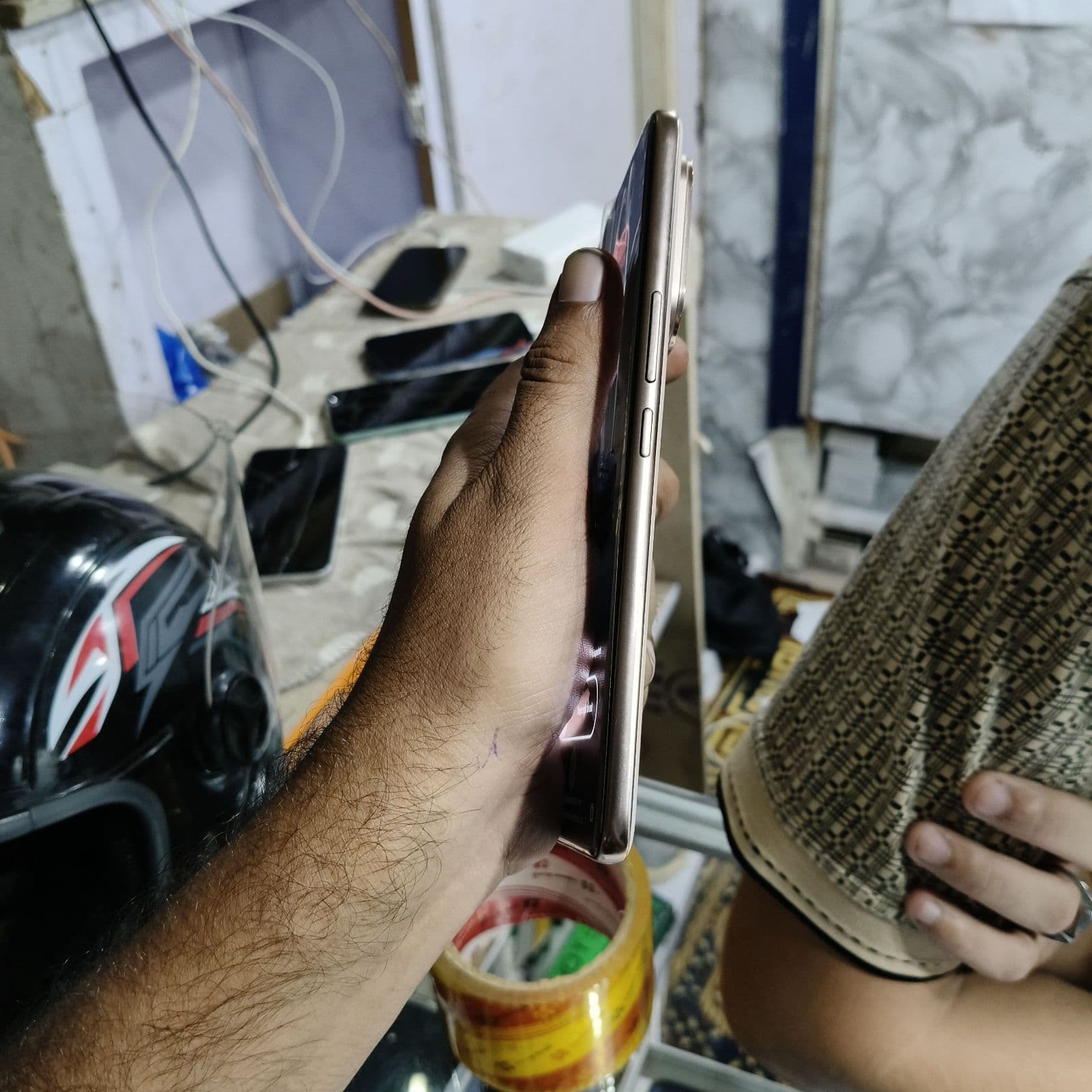 Vivo V60 12GB / 512GB in Desert Gold — photo 4