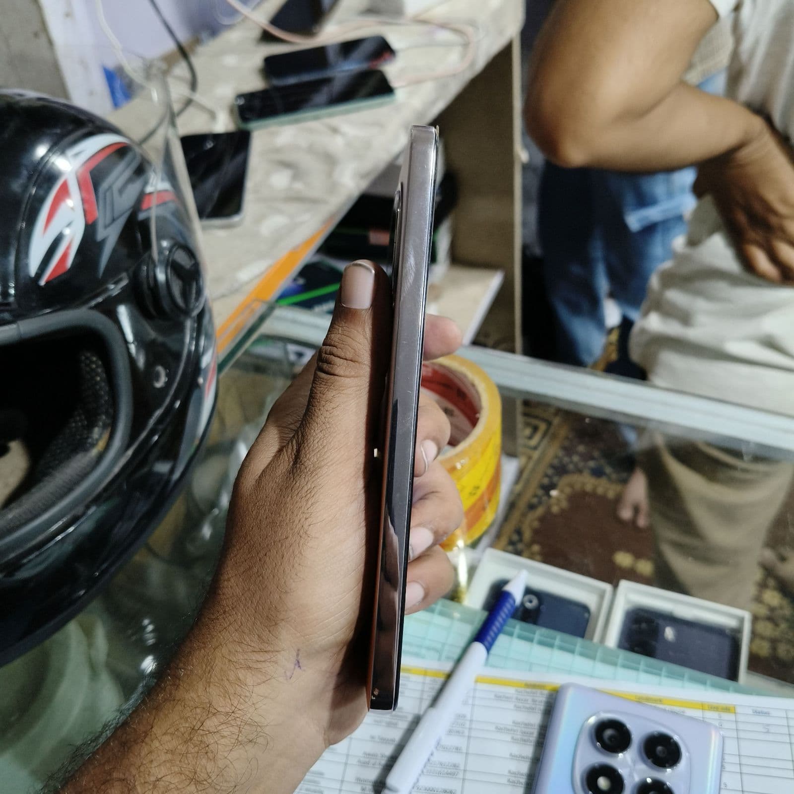 Oppo Reno 12 F 5G 12GB / 256GB in Amber Orange — photo 3