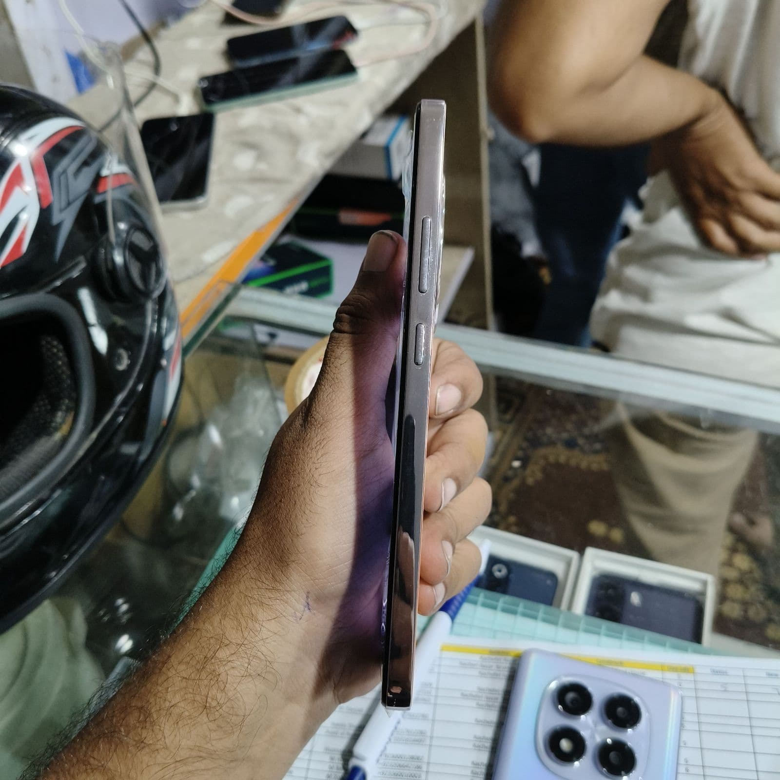 Oppo Reno 12 F 5G 12GB / 256GB in Amber Orange — photo 4