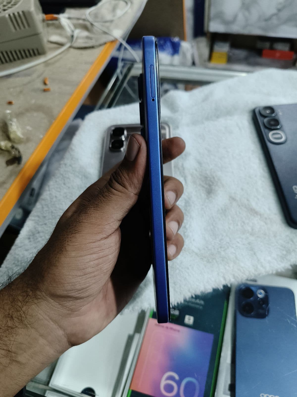 Infinix Hot 60i 6GB / 128GB in Shadow Blue — photo 3