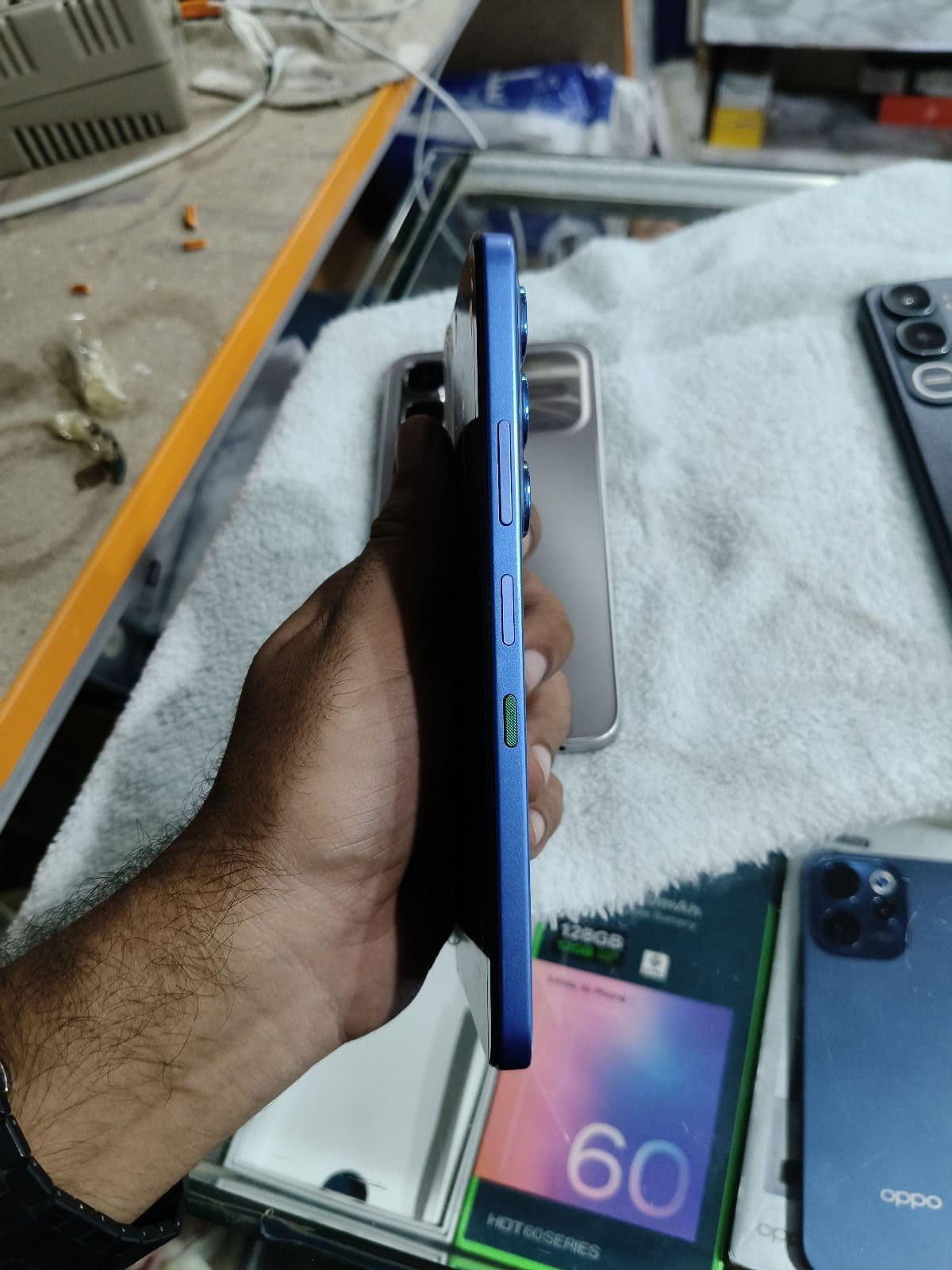 Infinix Hot 60i 6GB / 128GB in Shadow Blue — photo 4