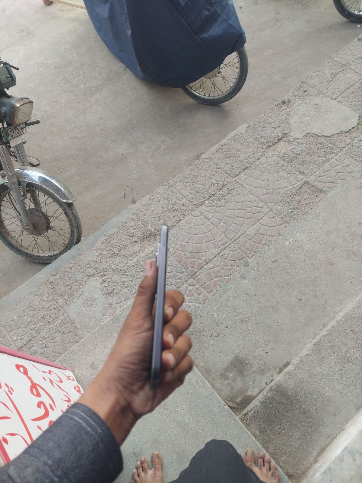 Realme C75 8GB / 128GB in Storm Black — photo 3