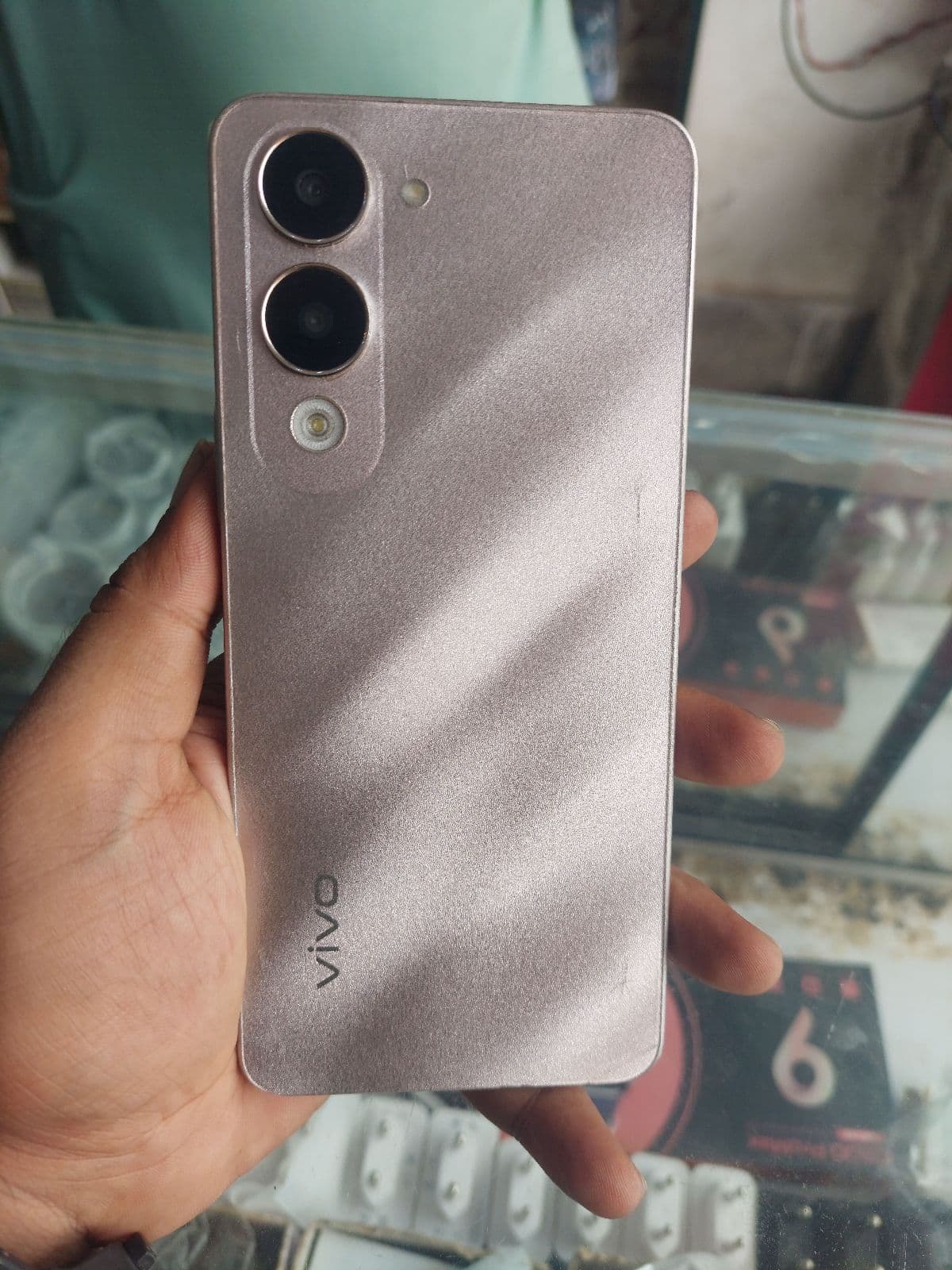 Vivo Y04 4GB / 64GB in Titanium Gold — photo 2