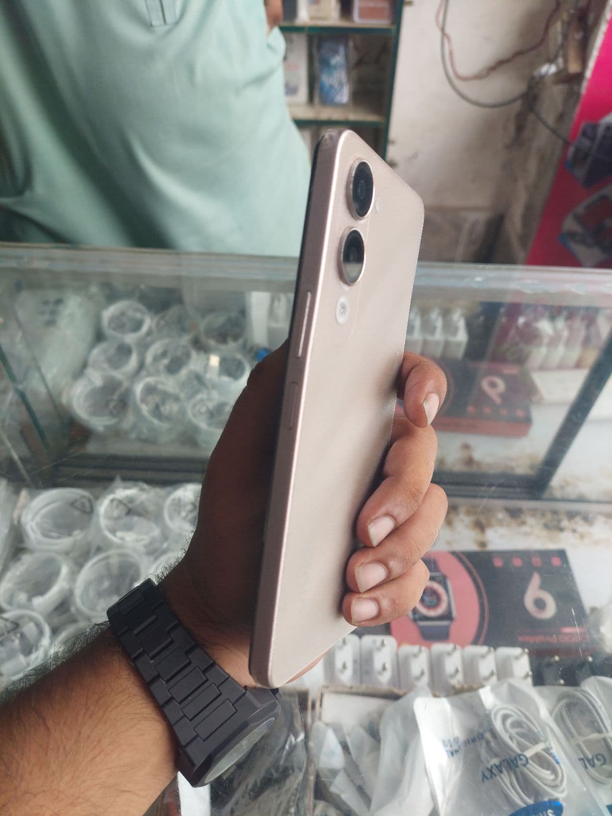 Vivo Y04 4GB / 64GB in Titanium Gold — photo 3