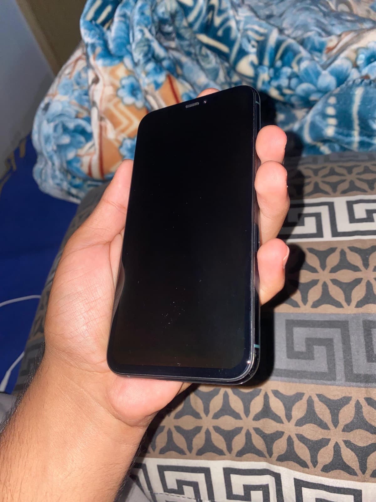 Apple iPhone 11 Pro 256GB in Midnight Green — photo 2