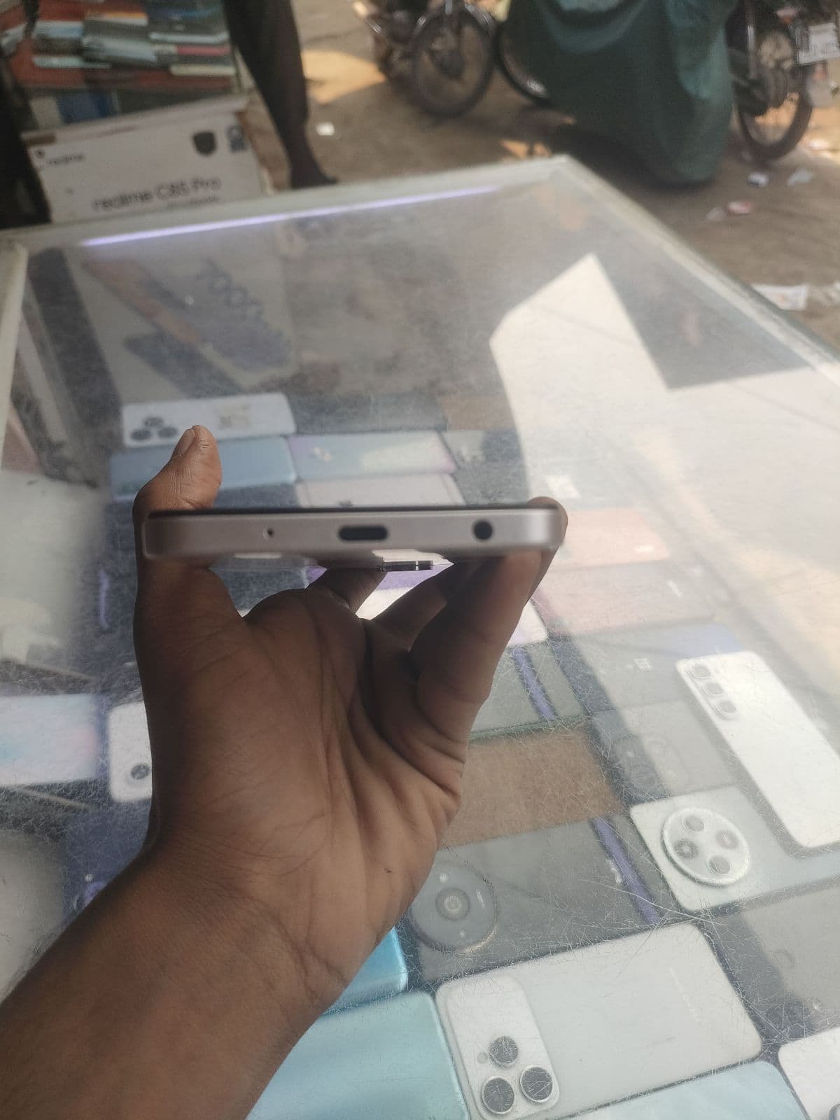 Vivo Y04 4GB / 64GB in Titanium Gold — photo 3