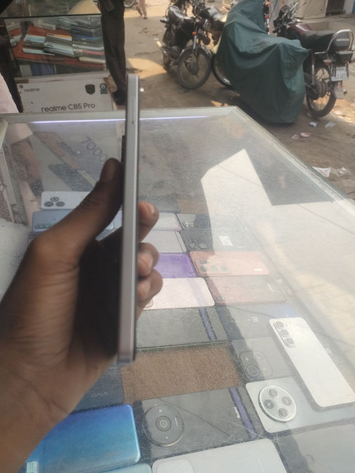 Vivo Y04 4GB / 64GB in Titanium Gold — photo 4