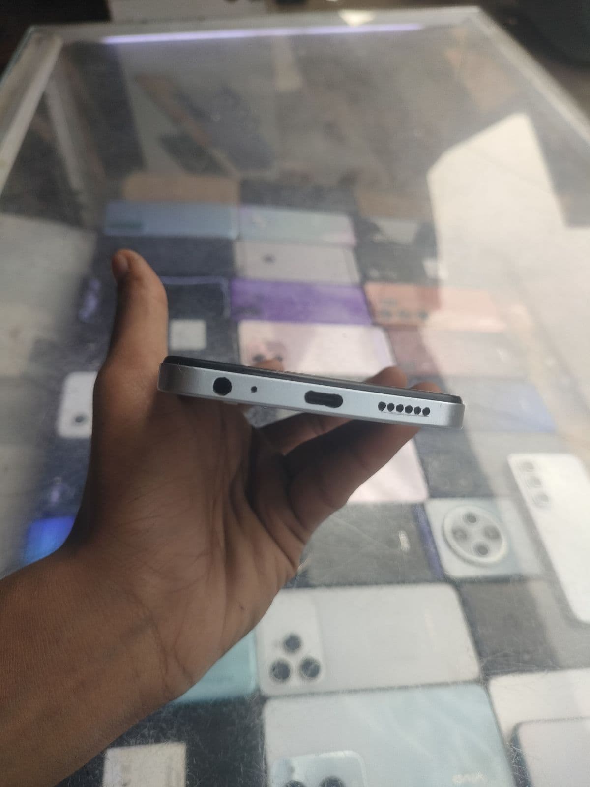 Infinix Smart 8 4GB / 64GB in Galaxy White — photo 3