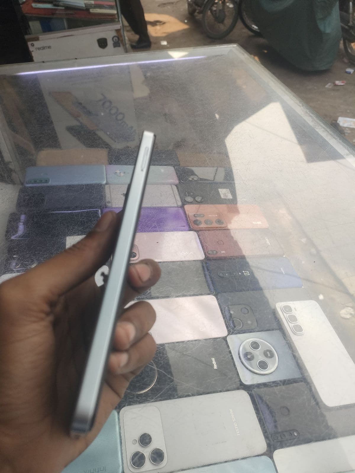 Infinix Smart 8 4GB / 64GB in Galaxy White — photo 4