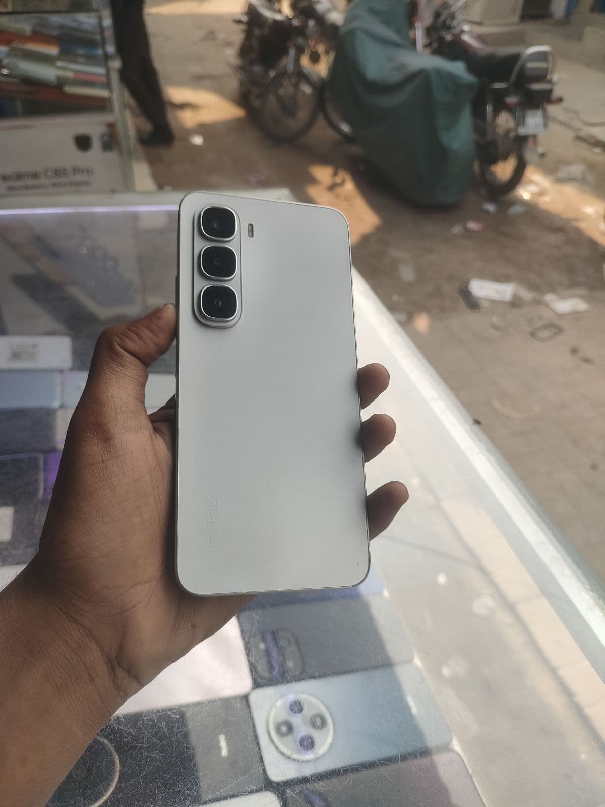 Infinix Hot 60i · 6GB / 128GB
