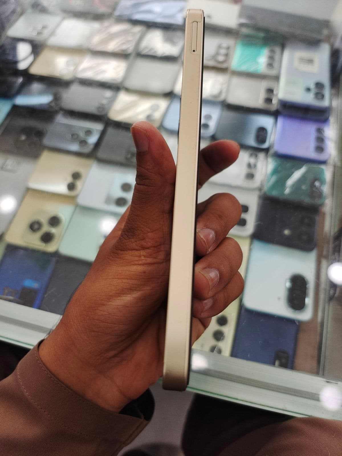 Samsung Galaxy A06 4GB / 128GB in Gold — photo 3