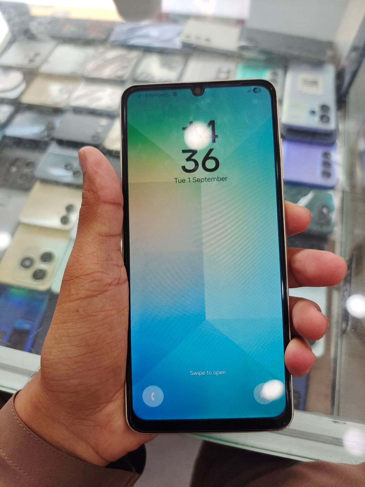 Samsung Galaxy A06 4GB / 128GB in Gold — photo 4