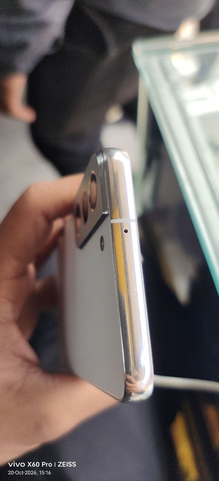 Samsung Galaxy S22 8GB / 256GB in Phantom White — photo 3