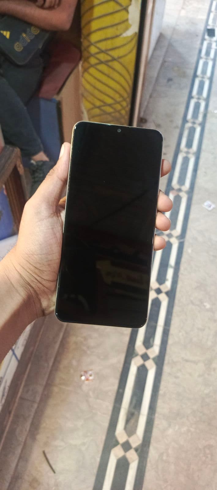 Realme C53 6GB / 128GB in Champion Gold — photo 2