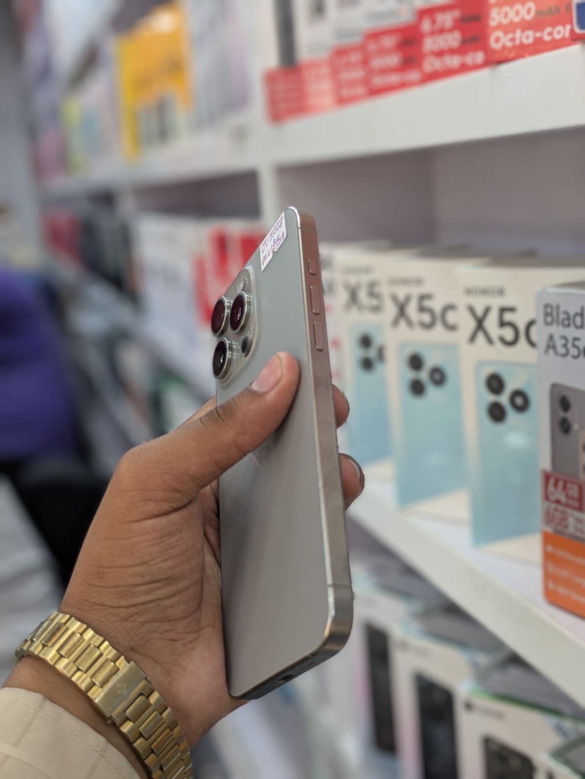 Apple iPhone 15 Pro Max 256GB in Natural Titanium — photo 3