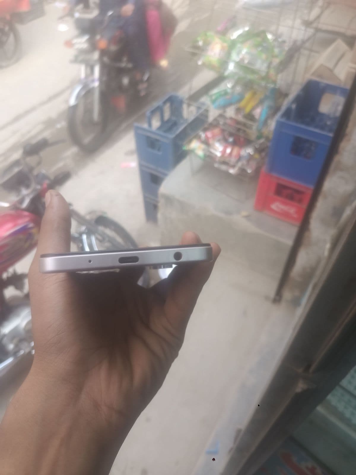 Vivo Y04 4GB / 128GB in Titanium Gold — photo 3