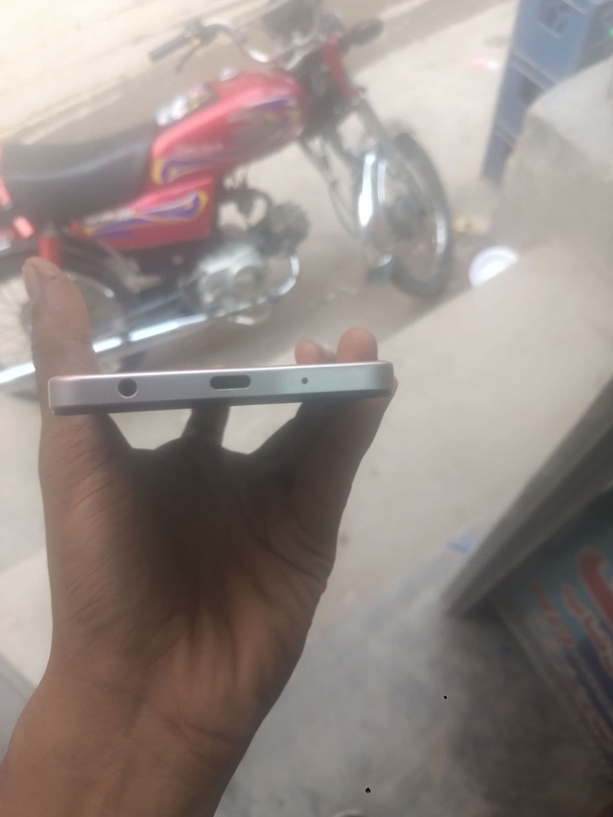 Vivo Y04 4GB / 128GB in Titanium Gold — photo 5