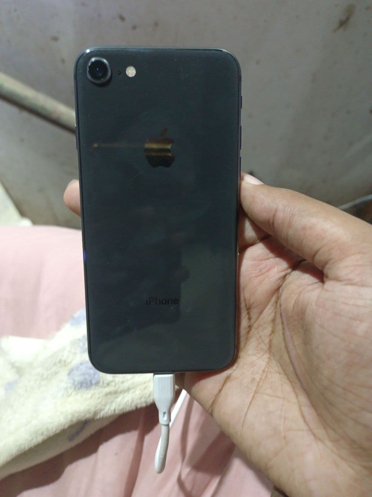 iPhone 8 · 64GB
