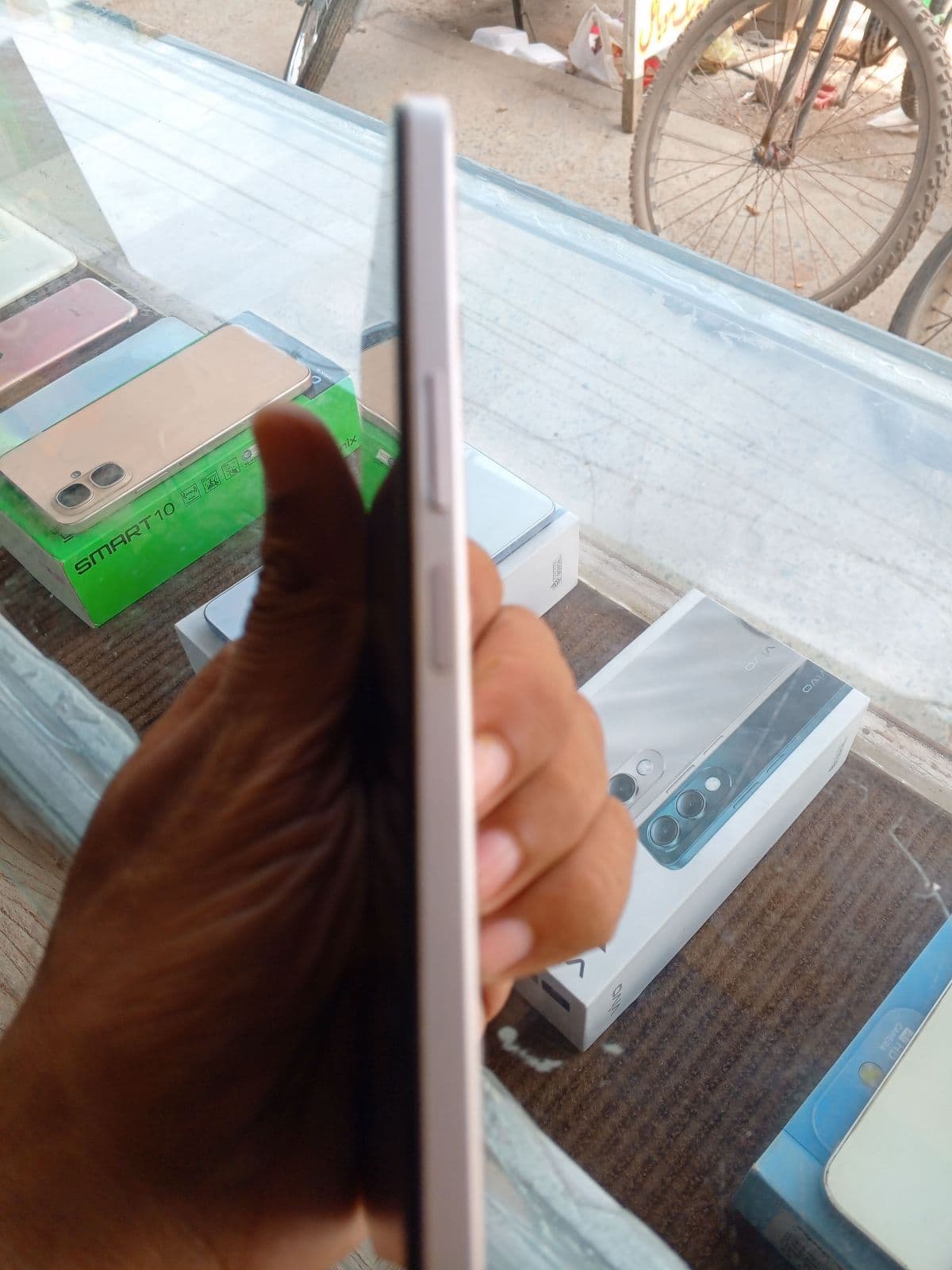 Vivo Y04 6GB / 128GB in Titanium Gold — photo 3
