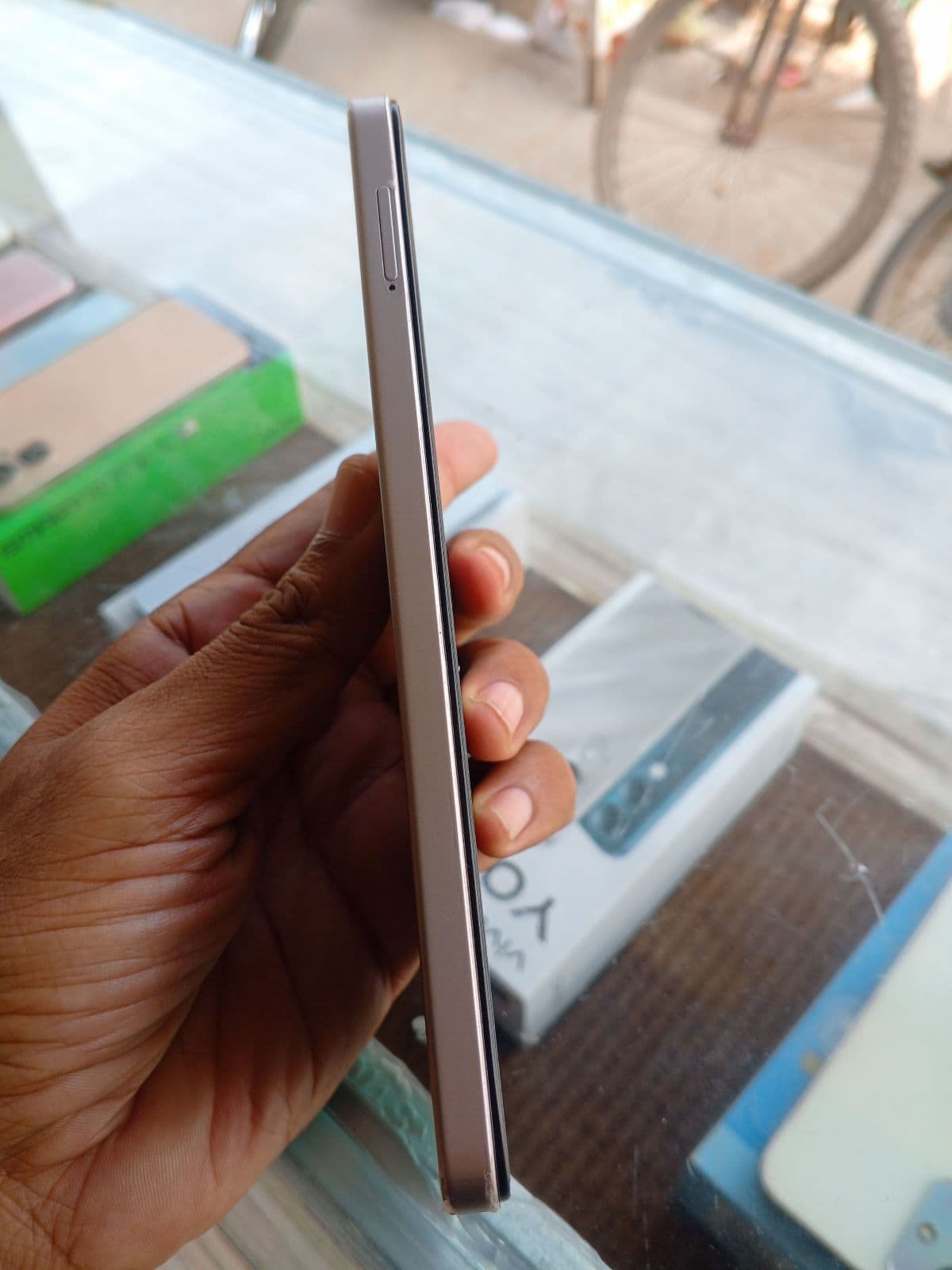 Vivo Y04 6GB / 128GB in Titanium Gold — photo 4