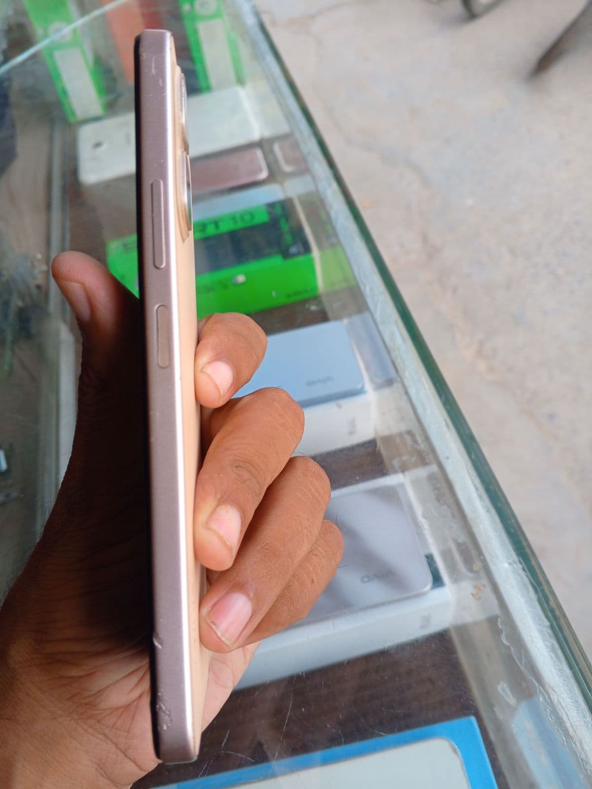 Infinix Smart 10 4GB / 64GB in Twilight Gold — photo 4